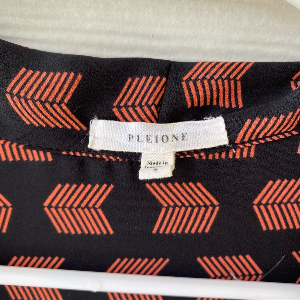 PLEIONE Arrow Print Blouse - Picture 2 of 9
